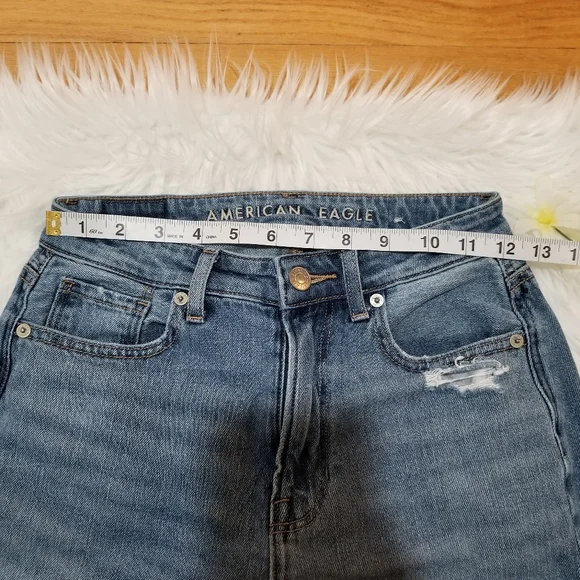AMERICAN EAGLE Mom Jeans Comfort Stretch Waistband Light Blue Wash Size 00R. - Picture 8 of 17